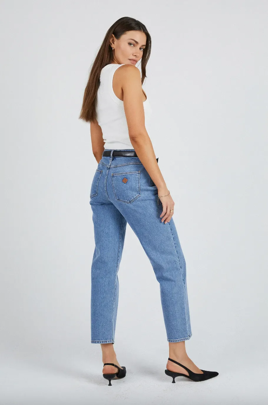 Abrand - A 95 Straight Crop Grete Recycled Jean, Mid Vintage Indigo